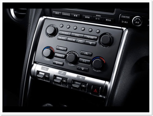 2008-Nissan-GT-R-Center-Clu